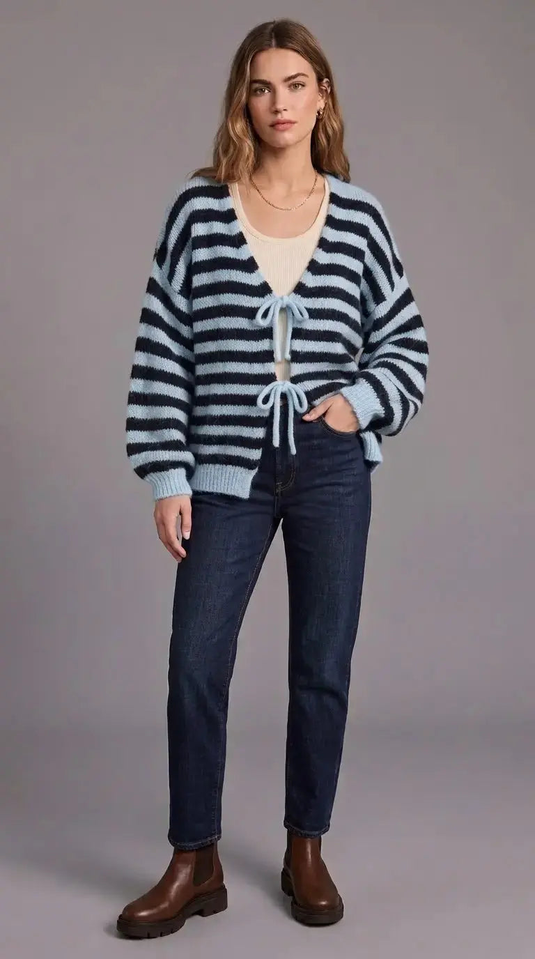 Cleo – Cozy Striped Knit Cardigan
A warm, modern essential for effortless everyday style. - Mara