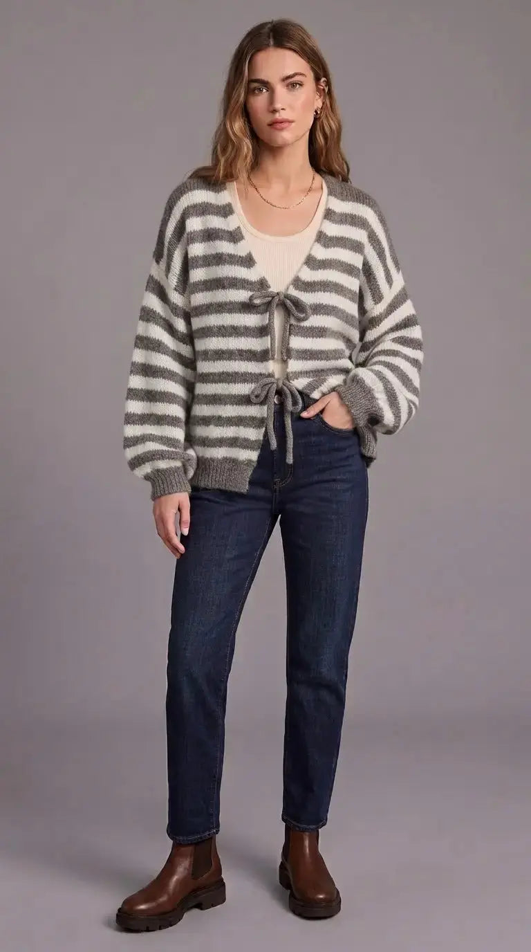 Cleo – Cozy Striped Knit Cardigan
A warm, modern essential for effortless everyday style. - Mara